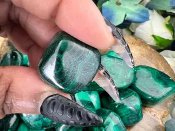 Натурален малахитово Зелен тюркоаз камък, образец на минерала от кварц, който е необходим за декорация на дома