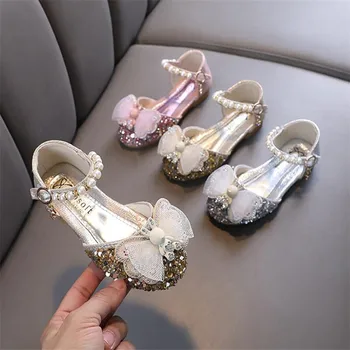 Обувки принцеси за момичета, пролет-лято, детски кожени сандали с пайети и лък, модни детски нескользящие обувки на плоска подметка с перли и мека подметка.